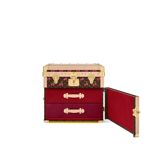 LV x TM Malle Courrier Lozine Carré Cherry Autres Toiles Monogram Bauli, Viaggio e Casa Bauli e Contenitori Bauli e Valigie | LOUIS VUITTON (Zoom prodotto)