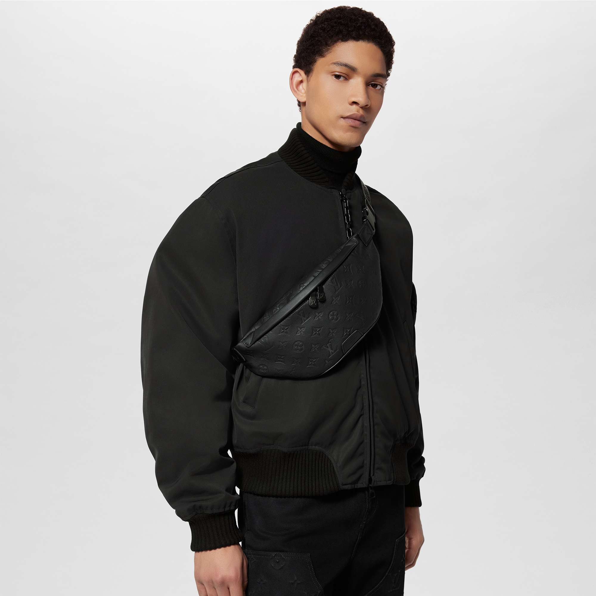 Marsupio Discovery PM Monogram Shadow Uomo Borse da Uomo All Collections | LOUIS VUITTON (Zoom prodotto)