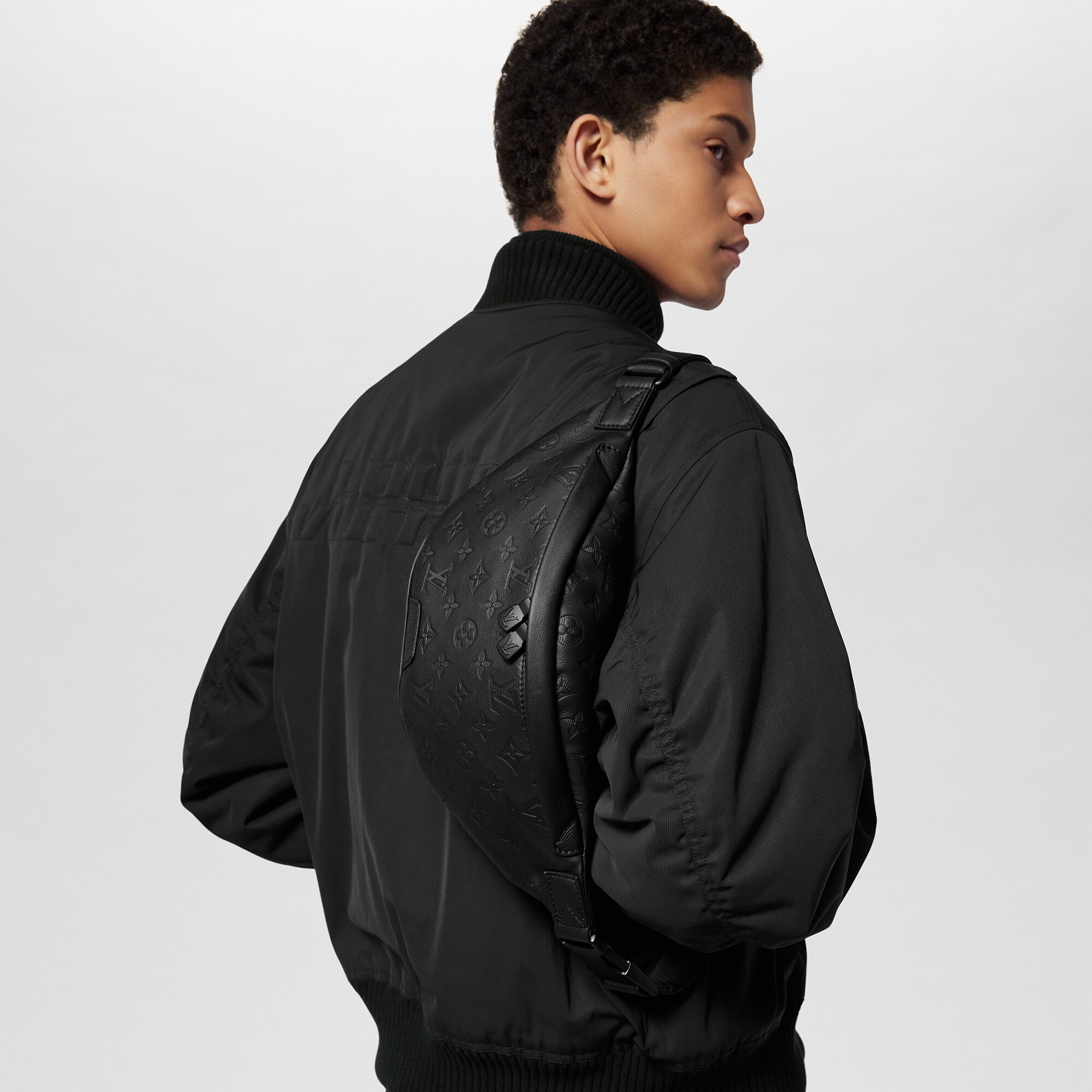 Marsupio Discovery PM Monogram Shadow Uomo Borse da Uomo All Collections | LOUIS VUITTON (Zoom prodotto)