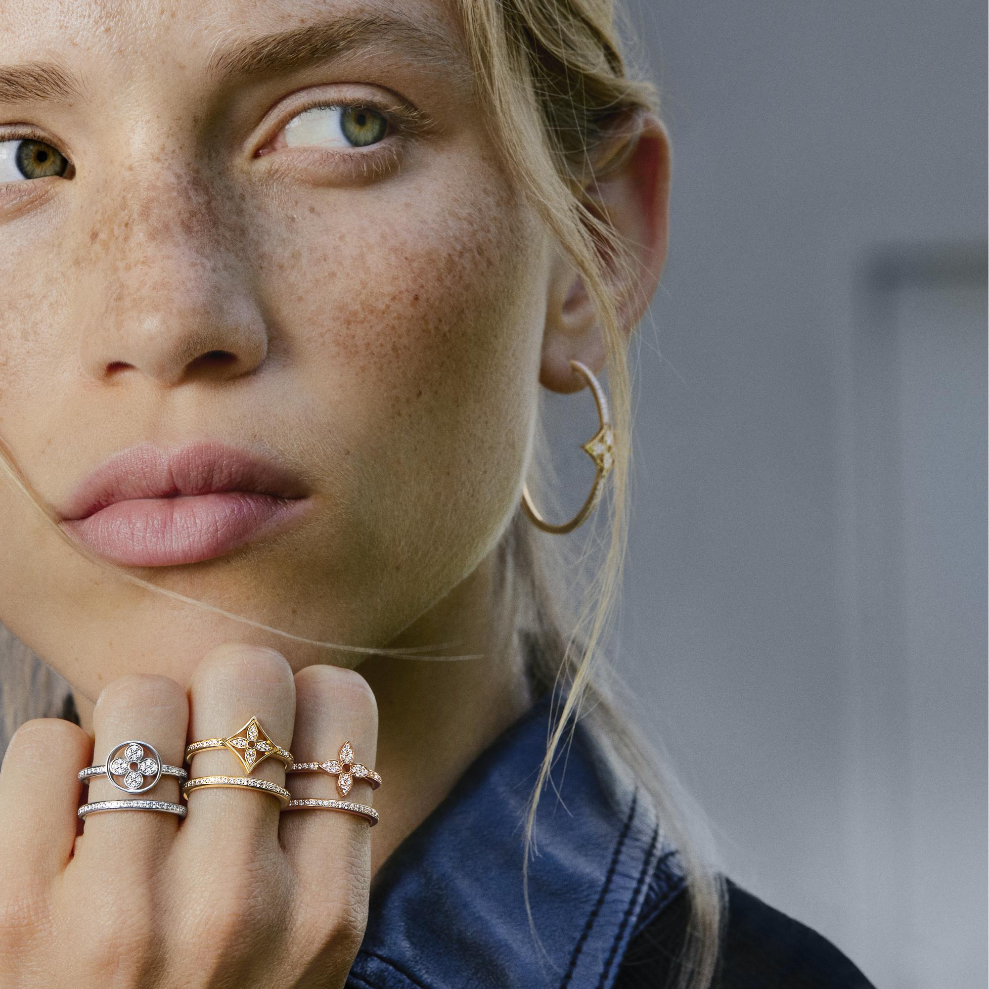 Orecchini a cerchio Idylle Blossom, oro giallo e diamanti  Gioielli Categorie Tutta la Gioielleria | LOUIS VUITTON (Zoom prodotto)