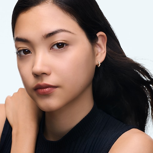 Orecchini a cerchio piccoli Le Damier de Louis Vuitton, oro giallo e diamanti Gioielli Categorie Orecchini | LOUIS VUITTON (Zoom prodotto)