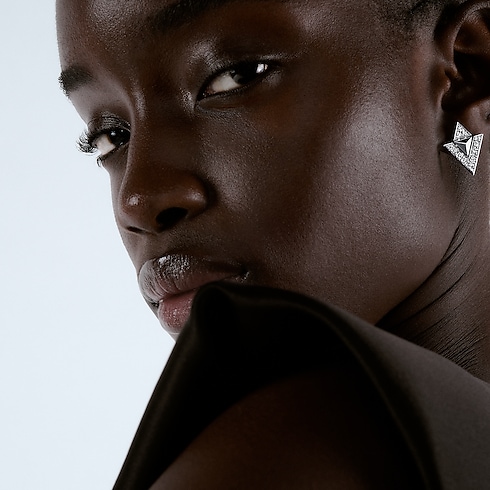 Orecchini Pure V, oro bianco e diamanti Gioielli Categorie Orecchini | LOUIS VUITTON (Zoom prodotto)