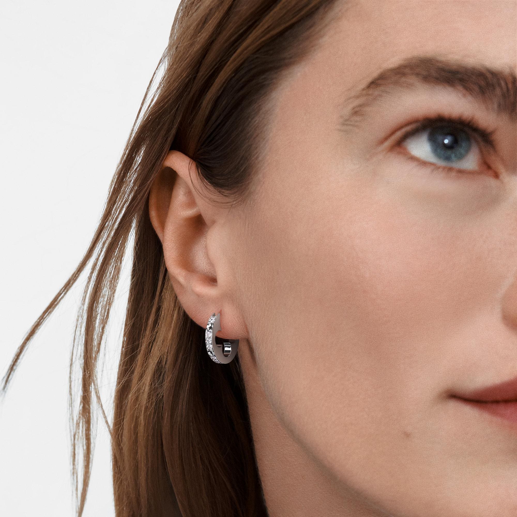 Orecchino a cerchio Empreinte, oro bianco e diamanti - pezzo singolo  Gioielli Categorie Orecchini | LOUIS VUITTON (Zoom prodotto)