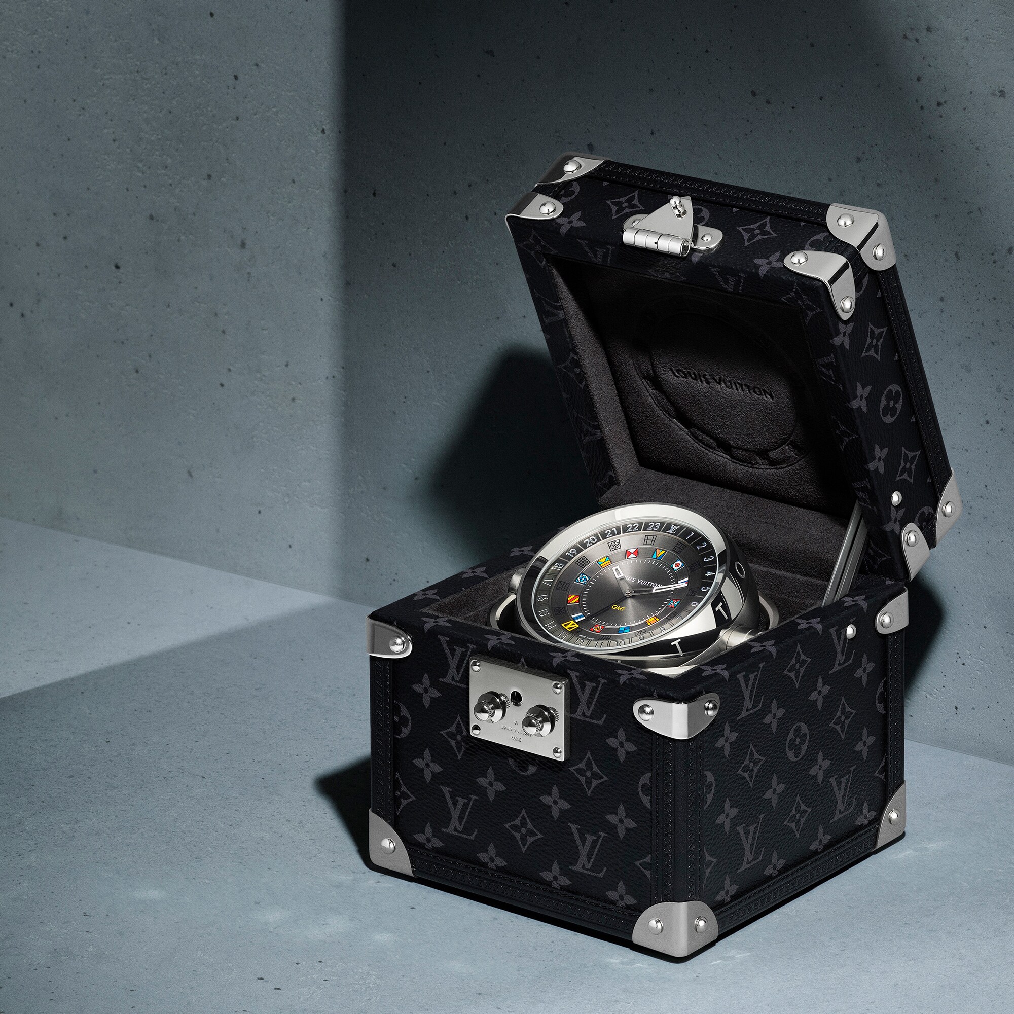 Orologio da tavolo Trunk, al quarzo, 80 mm, acciaio, tela Monogram Eclipse  Orologi Tutti gli orologi } | LOUIS VUITTON (Zoom prodotto)