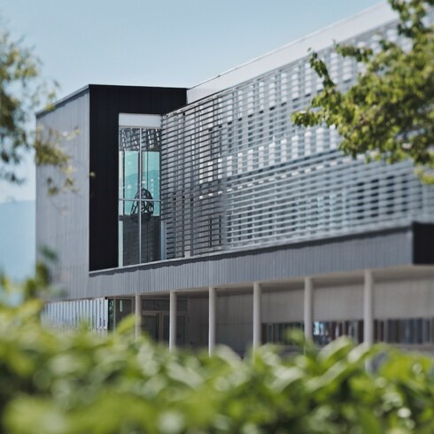 Orologio da tavolo Trunk, al quarzo, 80 mm, acciaio, tela Monogram Eclipse Orologi Tutti gli orologi } | LOUIS VUITTON