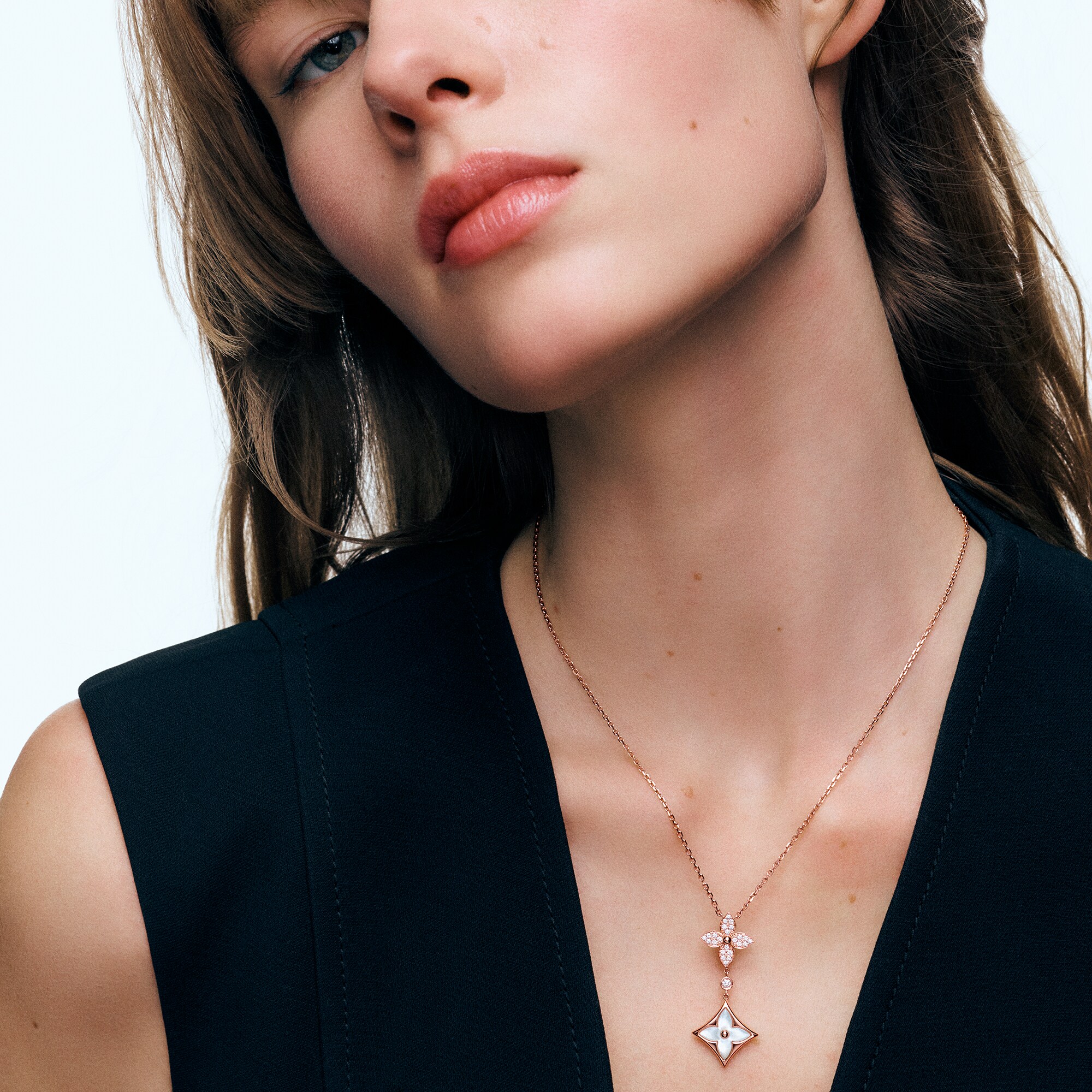 Pendente Color Blossom Double Star, oro rosa, madreperla bianca e diamanti  Gioielli Categorie Collane e Ciondoli | LOUIS VUITTON (Zoom prodotto)