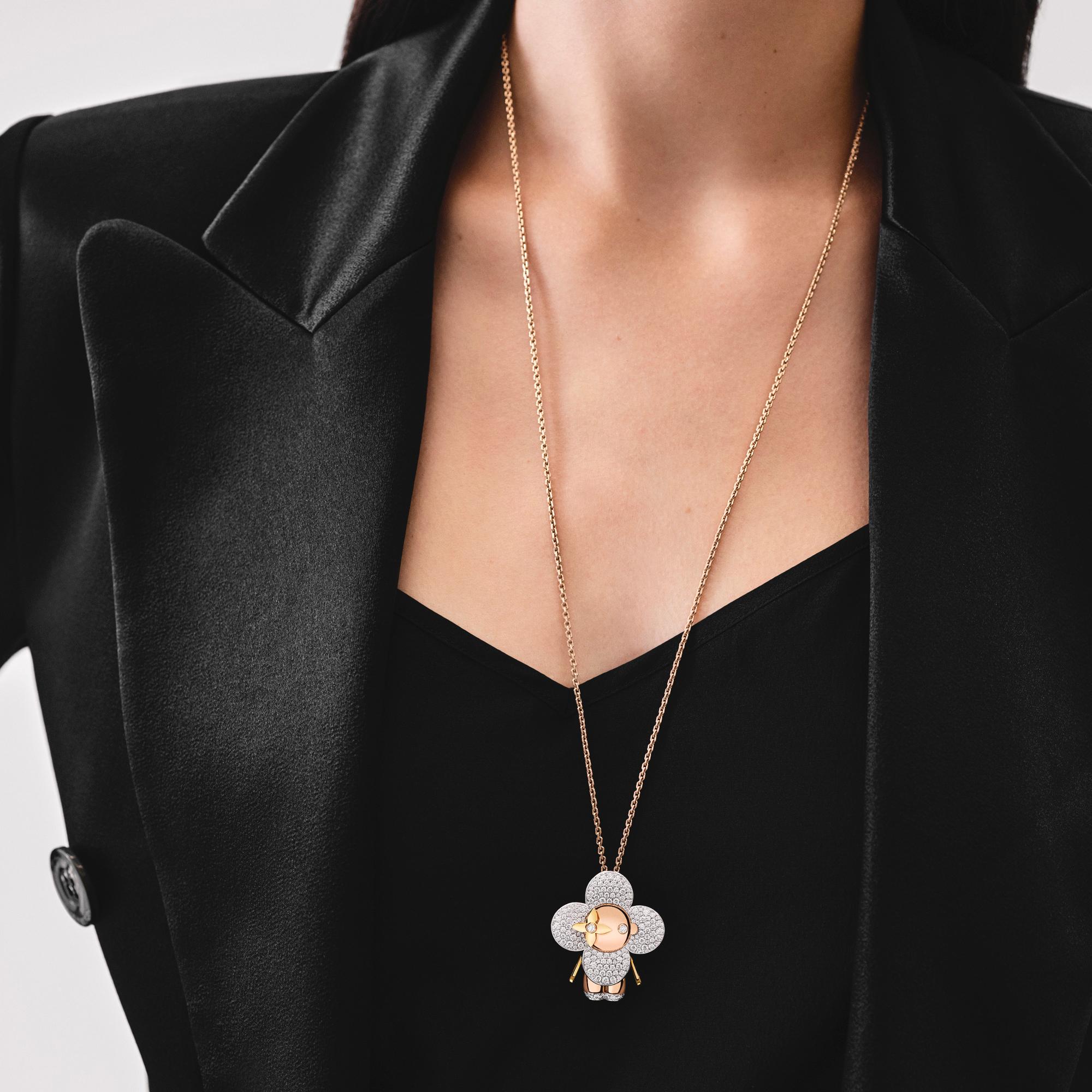 Pendente grande Vivienne in oro giallo, bianco e rosa con pavé di diamanti  Gioielli Categorie Collane e Ciondoli | LOUIS VUITTON (Zoom prodotto)