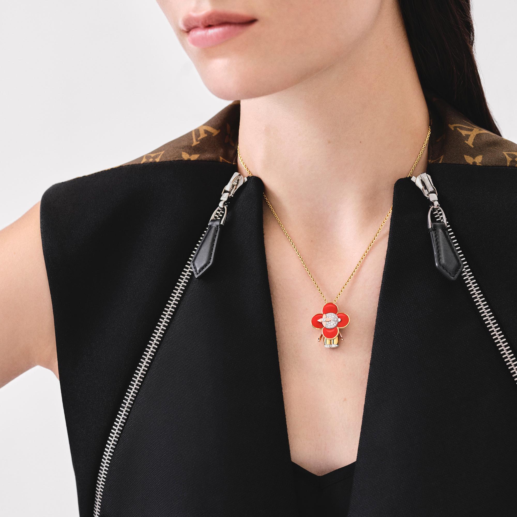 Pendente Vivienne in oro giallo, bianco e rosa, smalto rosso e diamanti  Gioielli Categorie Collane e Ciondoli | LOUIS VUITTON (Zoom prodotto)