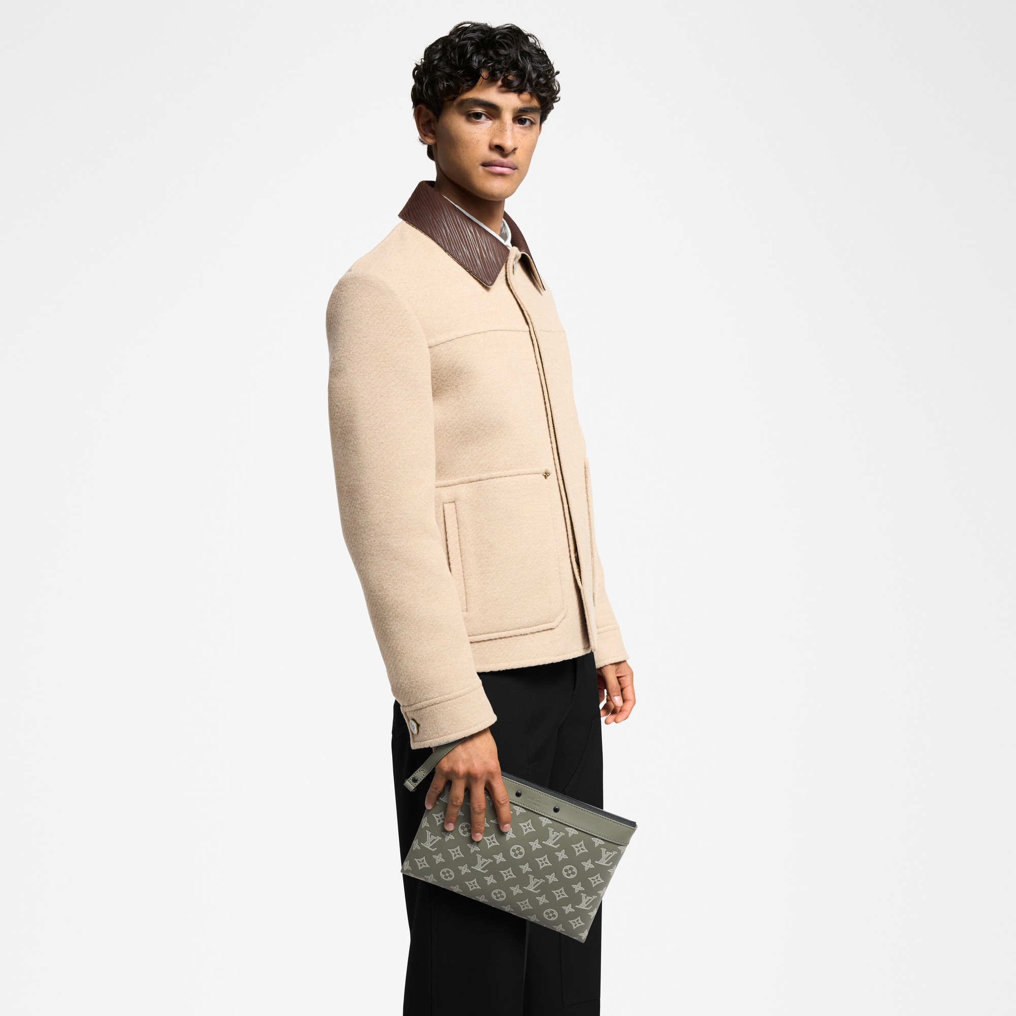 Pochette To-Go Pelletteria Monogram Shadow Uomo Viaggio Accessori da Viaggio | LOUIS VUITTON (Zoom prodotto)