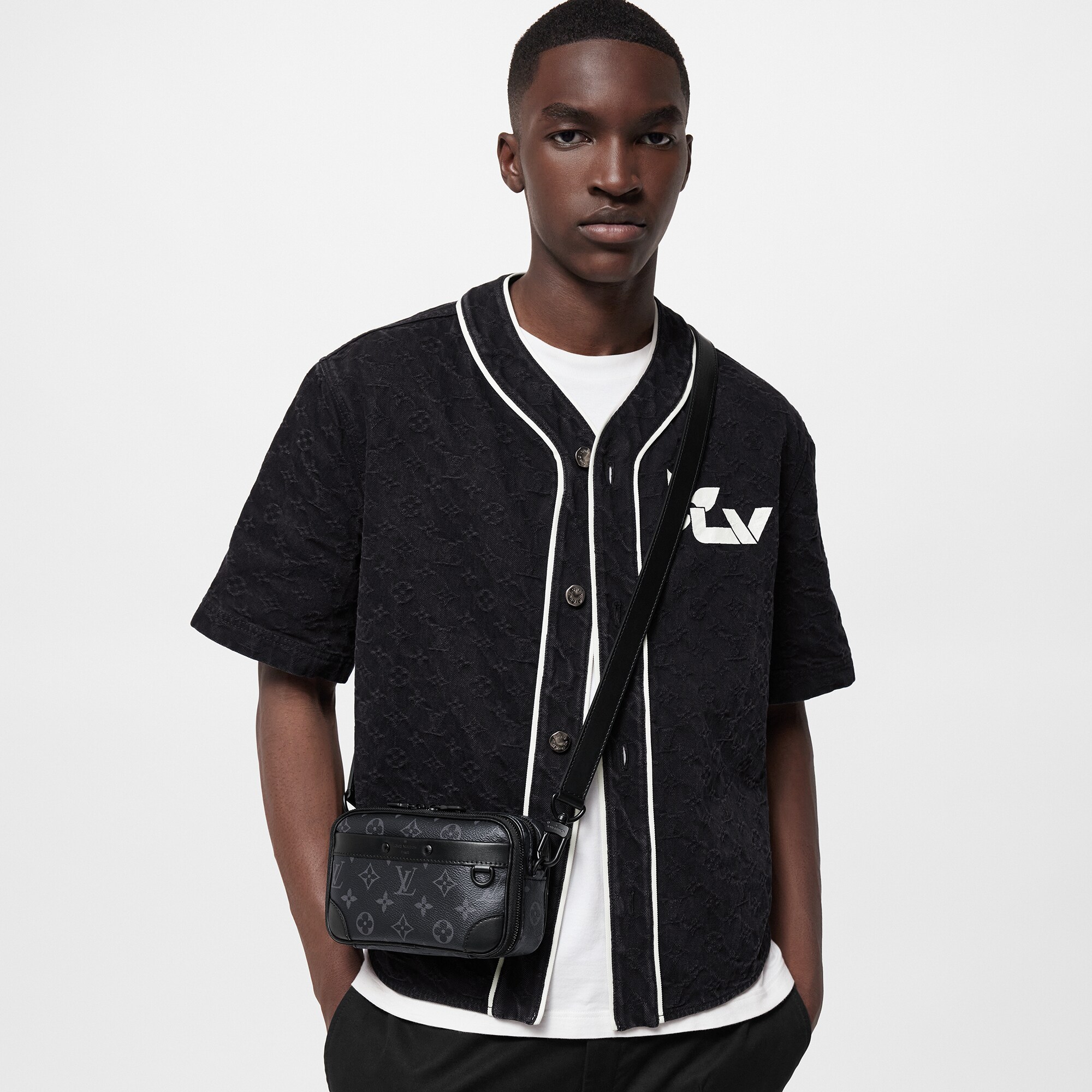 Portafoglio indossabile Alpha Monogram Eclipse Uomo Borse da Uomo Tutte le collezioni | LOUIS VUITTON (Zoom prodotto)