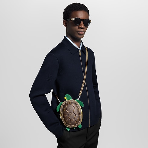 Portafoglio indossabile LV Turtle Altre tele Monogram Uomo Portafogli e Piccola Pelletteria Mini Bags | LOUIS VUITTON (Zoom prodotto)