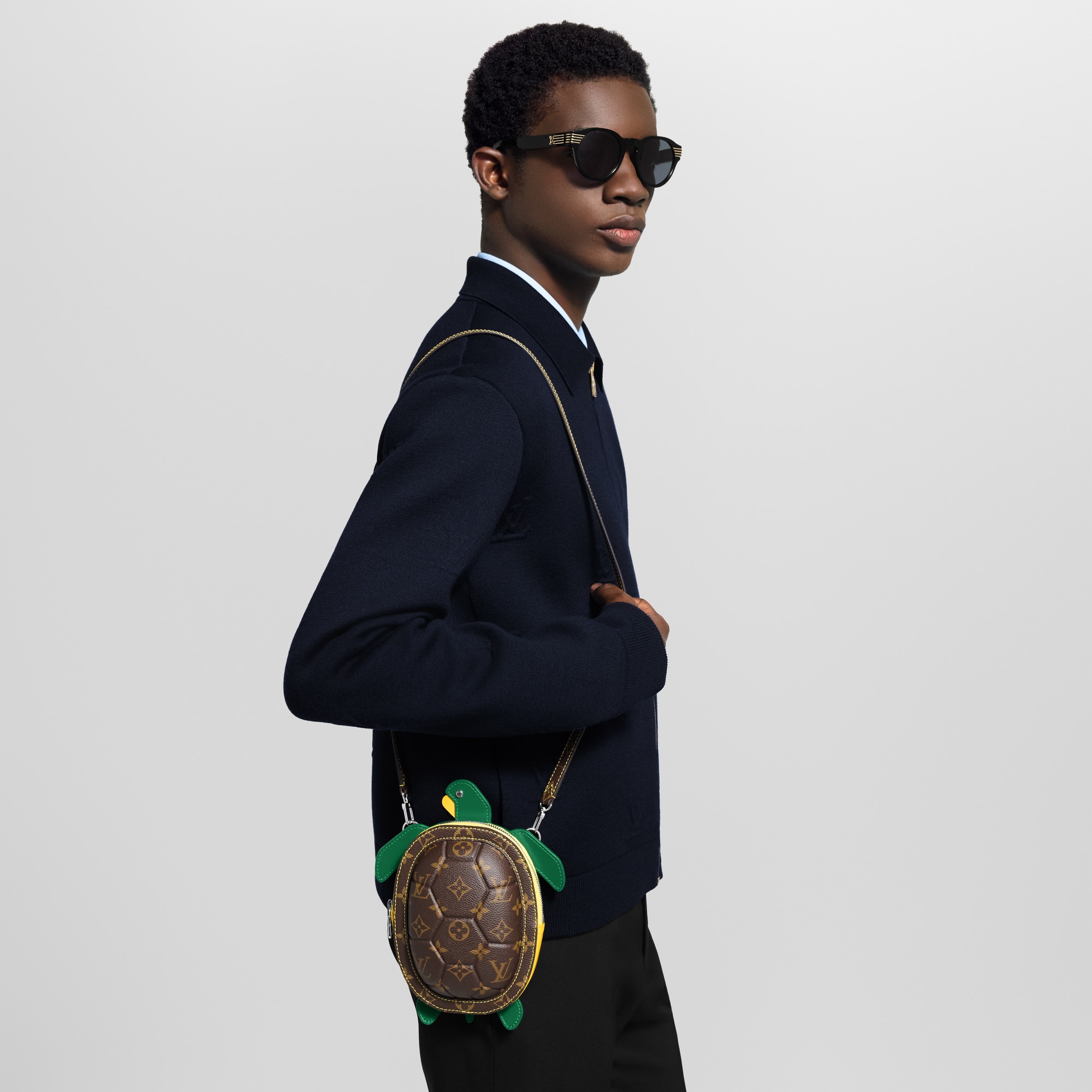 Portafoglio indossabile LV Turtle Altre tele Monogram Uomo Portafogli e Piccola Pelletteria Mini Bags | LOUIS VUITTON (Zoom prodotto)