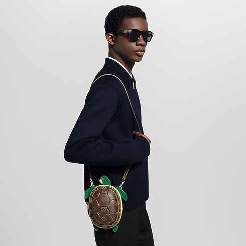 Portafoglio indossabile LV Turtle Altre tele Monogram Uomo Portafogli e Piccola Pelletteria Mini Bags | LOUIS VUITTON (Zoom prodotto)