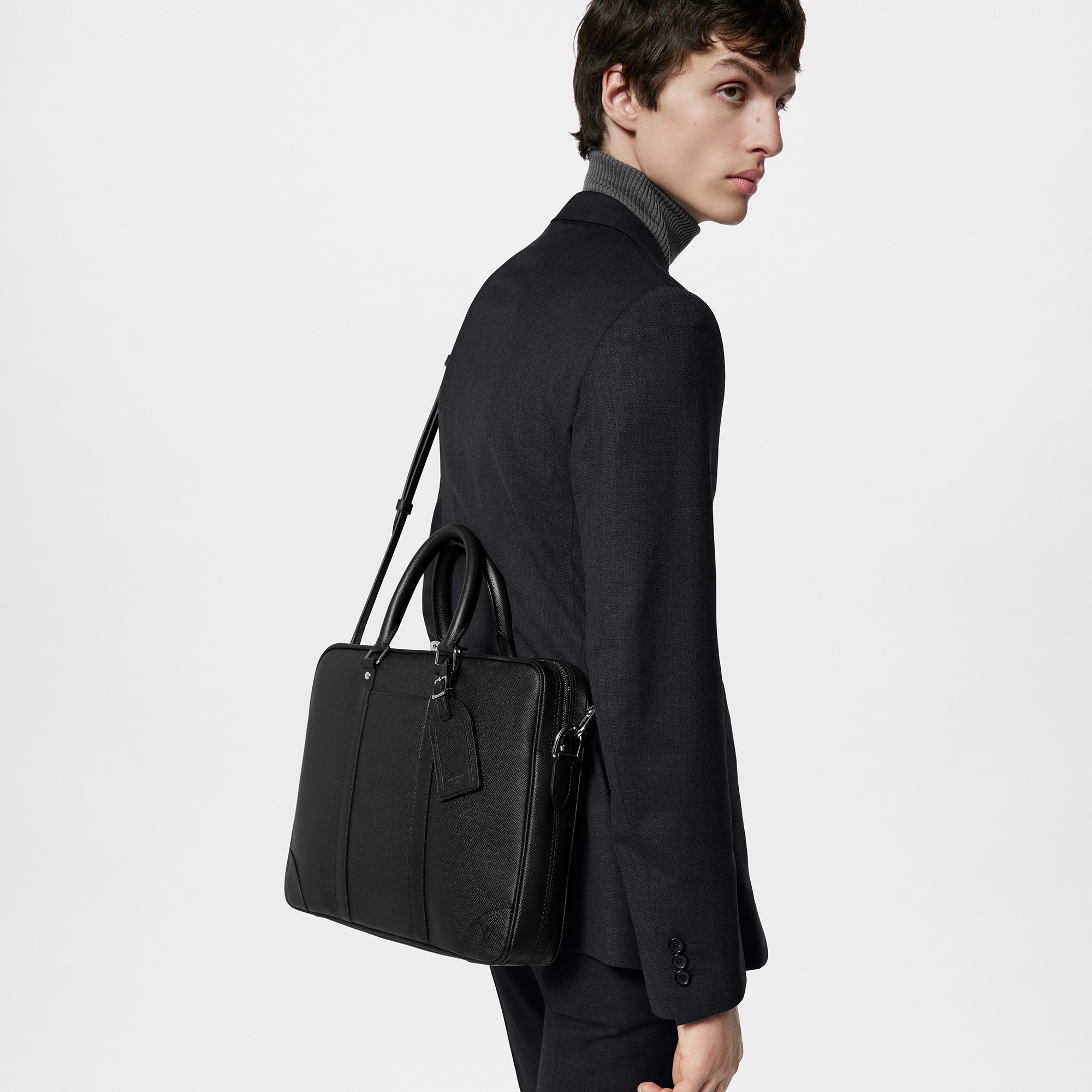 Porte-Documents Voyage PM Pelle Taïga Novità Per gli uomini New Formal | LOUIS VUITTON (Zoom prodotto)