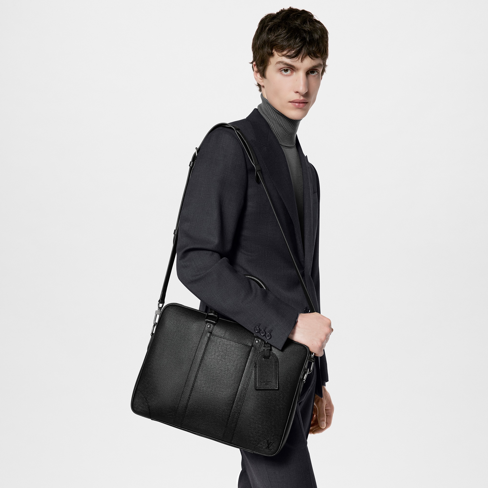 Porte-Documents Voyage PM Pelle Taïga Novità Per gli uomini New Formal | LOUIS VUITTON (Zoom prodotto)