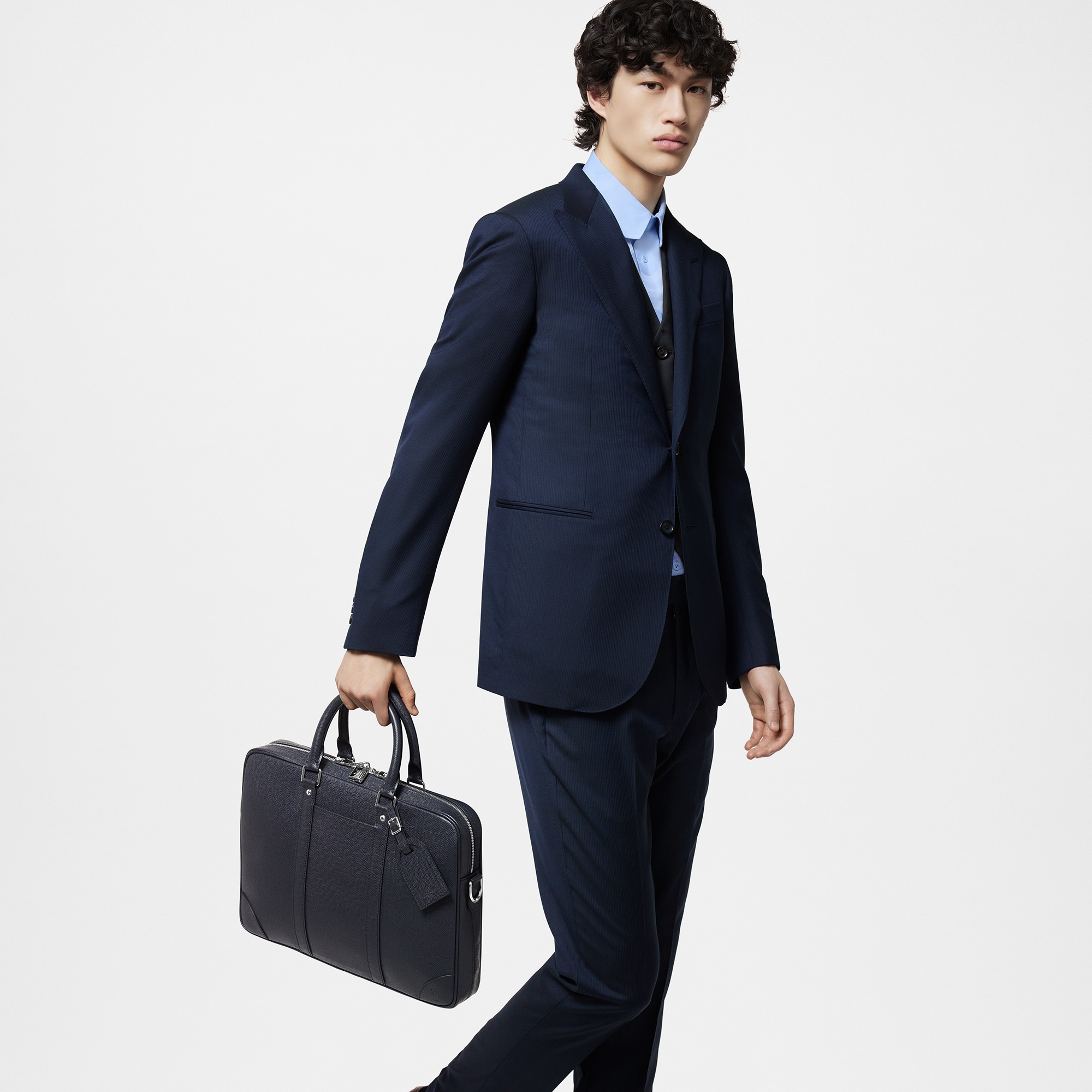 Porte-Documents Voyage PM Pelle Taïga Uomo Discontinued Product Obs 13 | LOUIS VUITTON (Zoom prodotto)