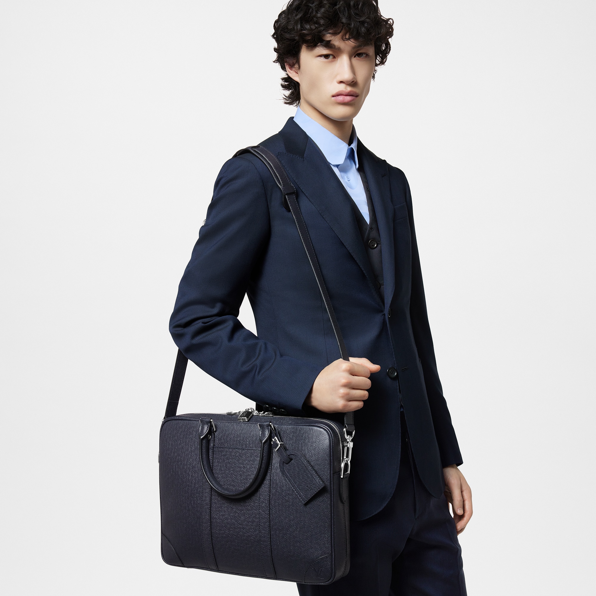 Porte-Documents Voyage PM Pelle Taïga Uomo Discontinued Product Obs 13 | LOUIS VUITTON (Zoom prodotto)