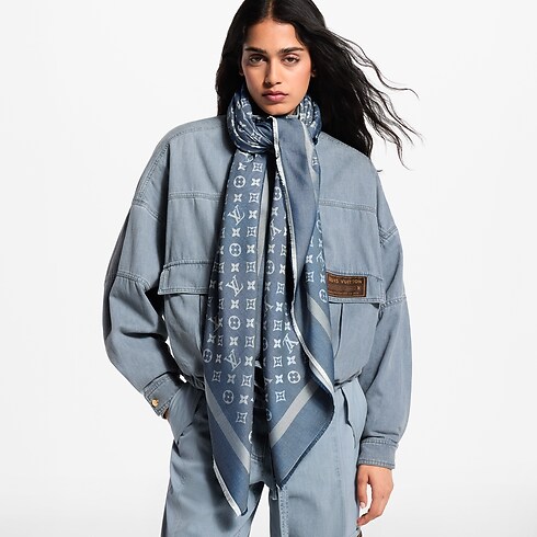 Scialle Monogram Denim cropped worn view