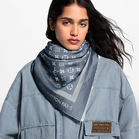 Scialle Monogram Denim worn view