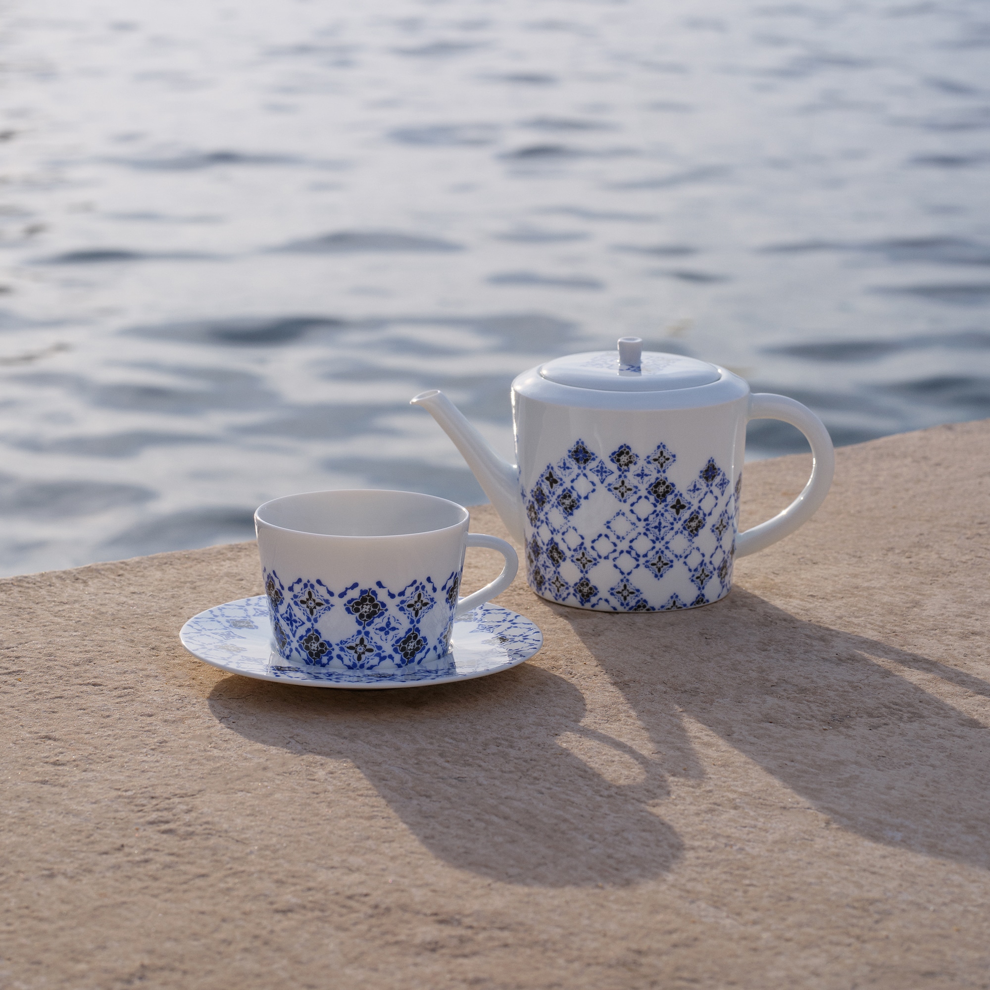 Set Of 2 Teacups and Saucers LV By The Pool  Bauli, Viaggio e Casa Casa e Art de la Table Art de la Table | LOUIS VUITTON (Zoom prodotto)