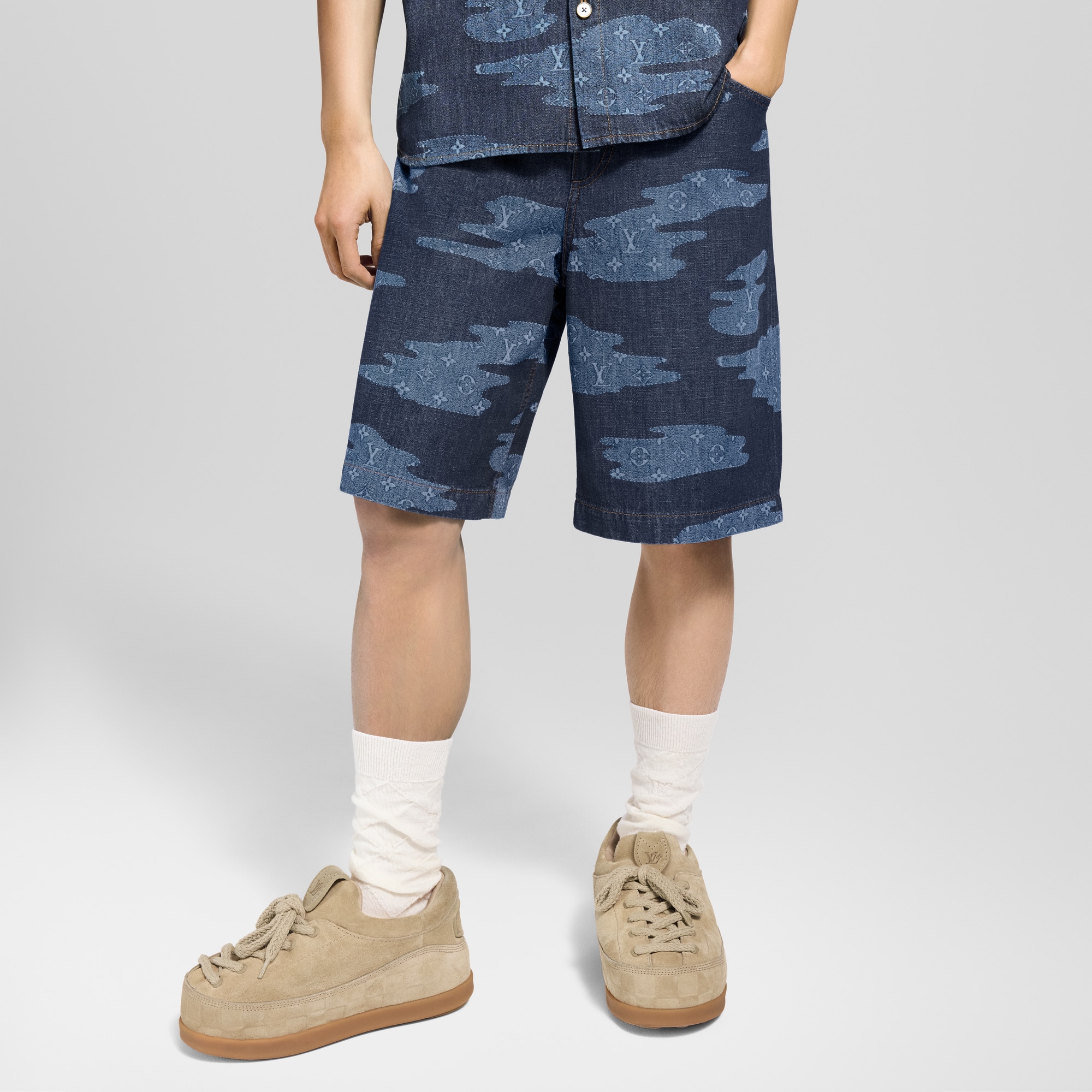 Shorts in chambray con motivo Monogram  Uomo Abbigliamento Collezione Denim | LOUIS VUITTON (Zoom prodotto)
