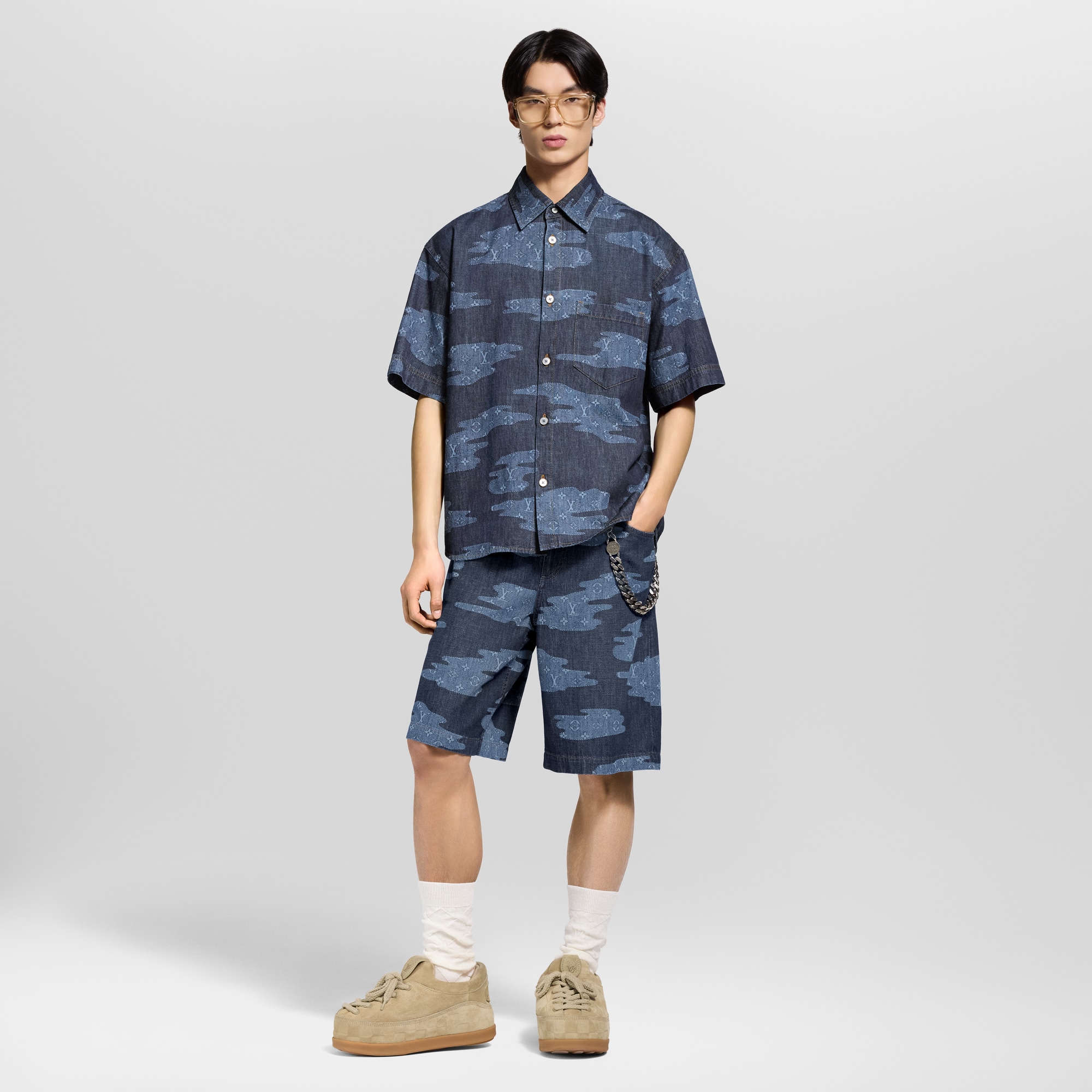 Shorts in chambray con motivo Monogram  Uomo Abbigliamento Collezione Denim | LOUIS VUITTON (Zoom prodotto)