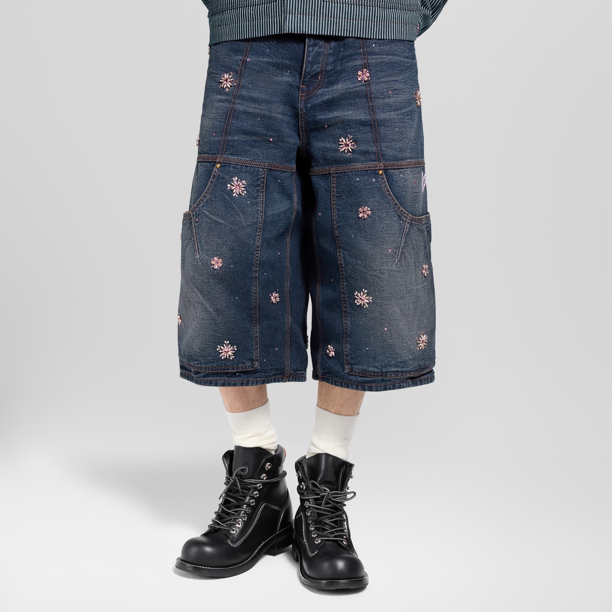 Shorts in denim in stile workwear con ricami  Uomo Abbigliamento Collezione Denim | LOUIS VUITTON (Zoom prodotto)