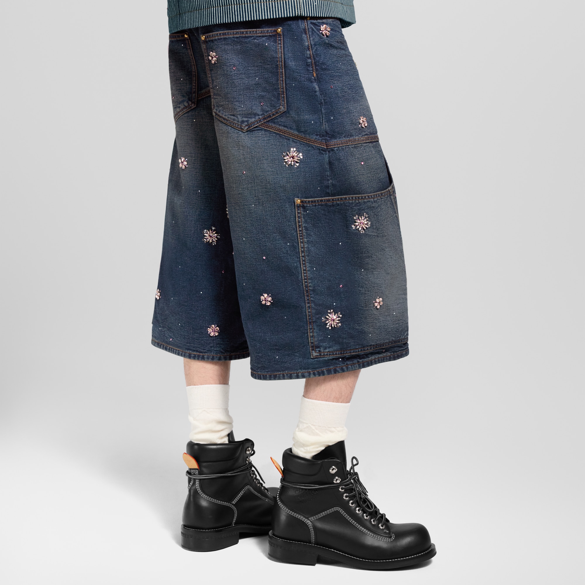 Shorts in denim in stile workwear con ricami  Uomo Abbigliamento Collezione Denim | LOUIS VUITTON (Zoom prodotto)