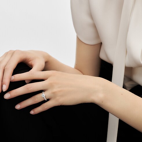 Solitario con pavé LV Diamonds, diamante taglio brillante rotondo Gioielli Collezioni LV Diamonds | LOUIS VUITTON (Zoom prodotto)