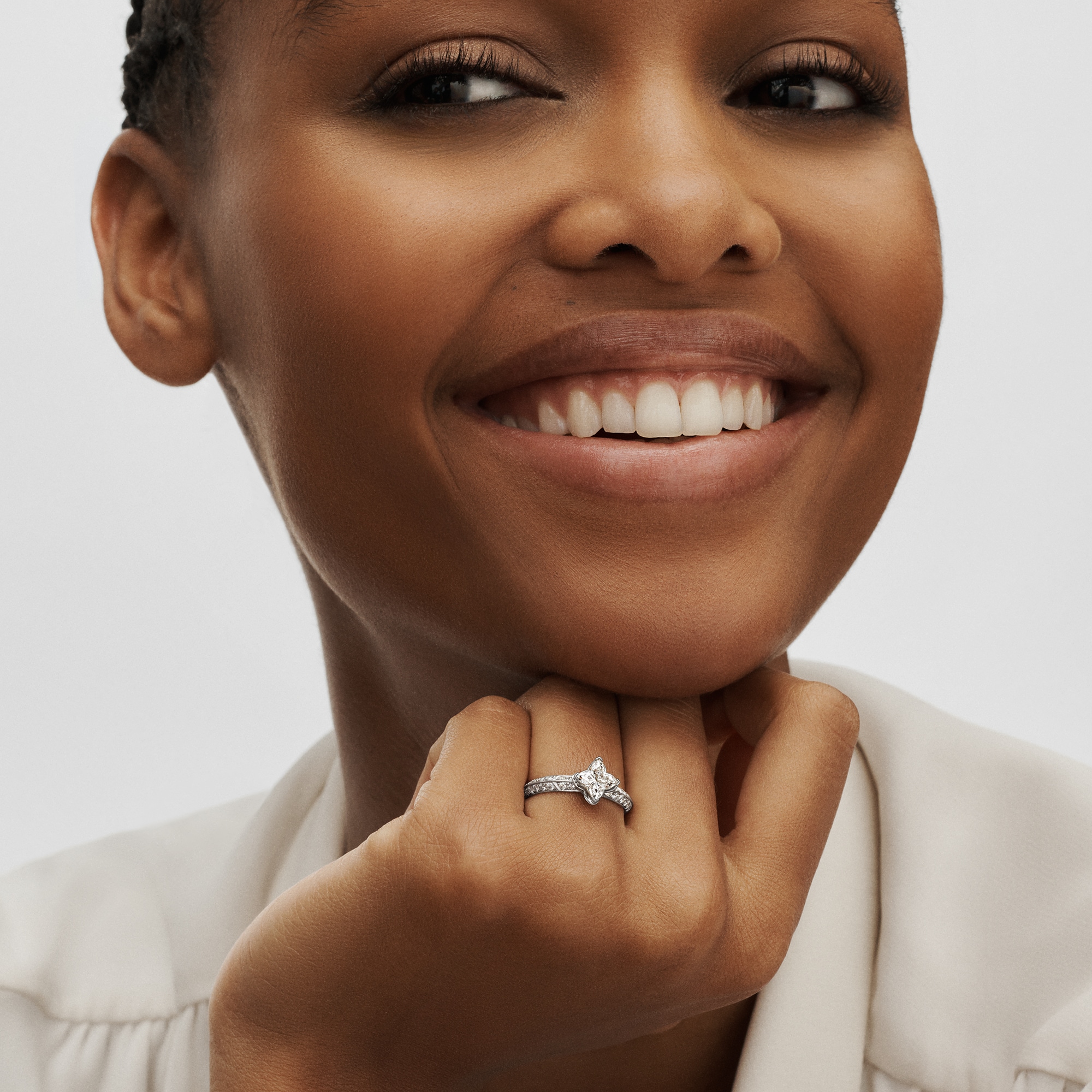 Solitario con pavé LV Diamonds, diamante taglio LV Monogram Star  Gioielli Collezioni LV Diamonds | LOUIS VUITTON (Zoom prodotto)