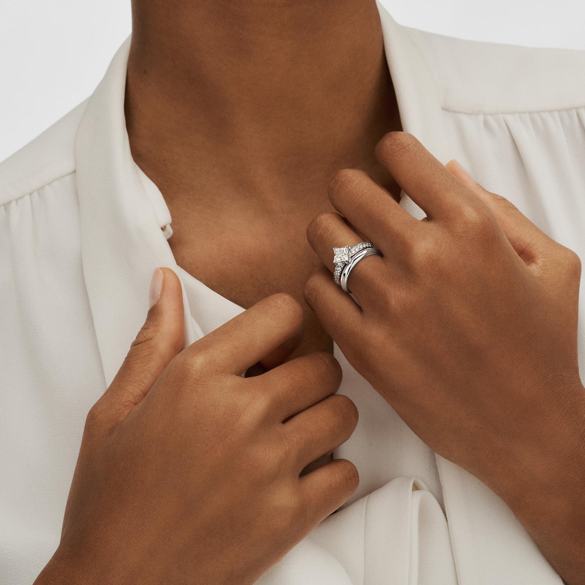 Solitario con pavé LV Diamonds, diamante taglio LV Monogram Star  Gioielli Collezioni LV Diamonds | LOUIS VUITTON (Zoom prodotto)