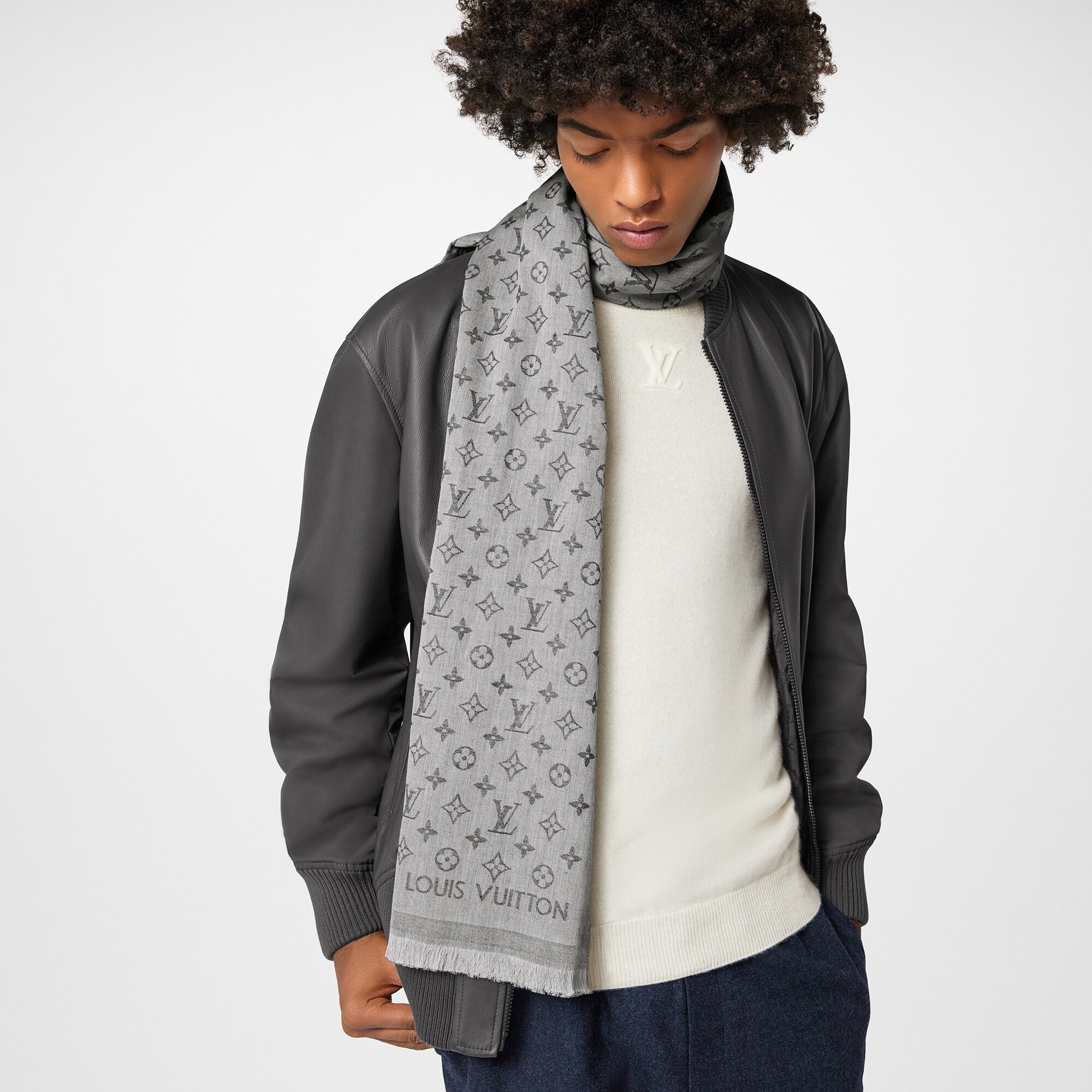 Stola Monogram Essential S00 Uomo Accessori Sciarpe | LOUIS VUITTON (Zoom prodotto)