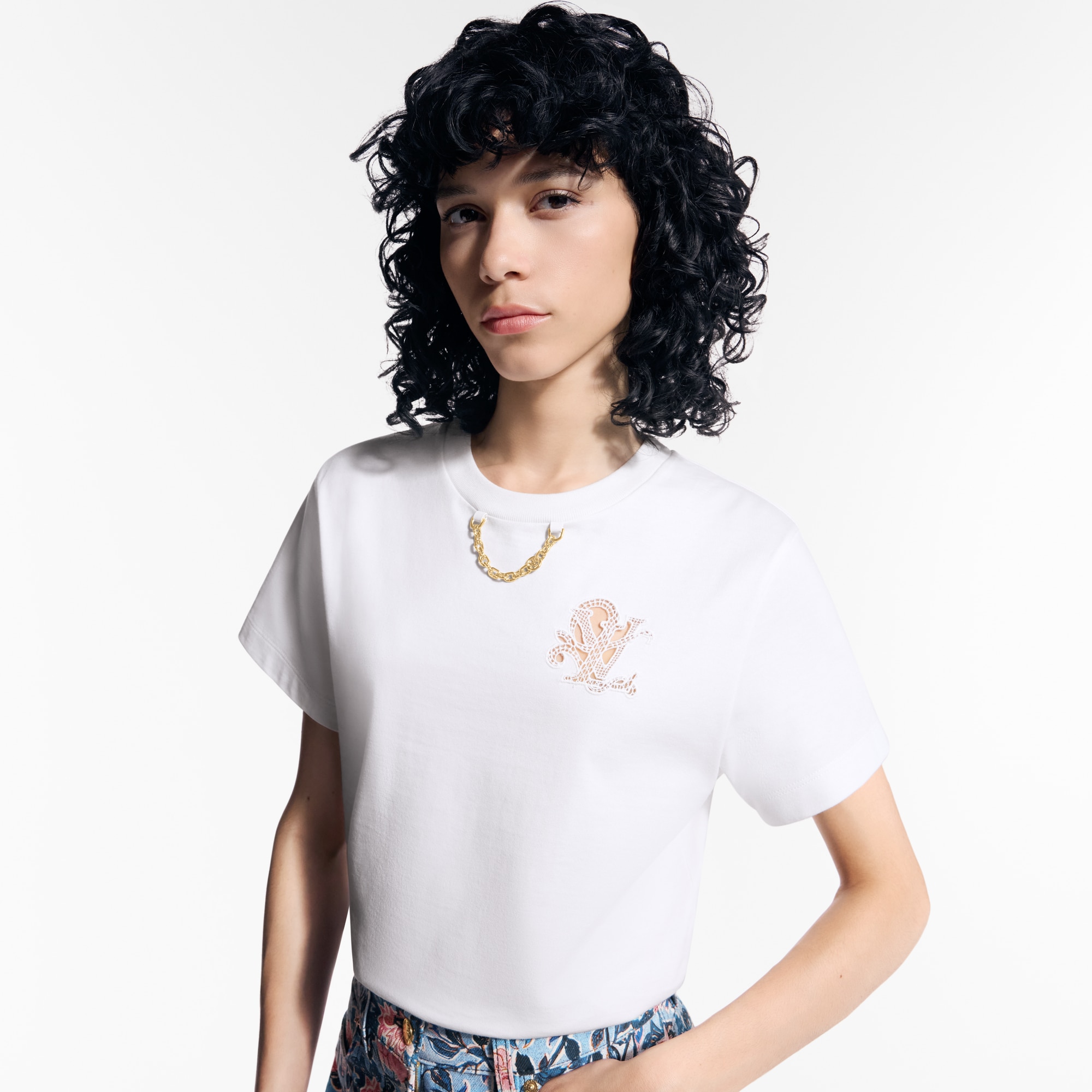 T-shirt con iniziali LV in Sangallo  Donna Abbigliamento Camicie e T-Shirt | LOUIS VUITTON (Zoom prodotto)