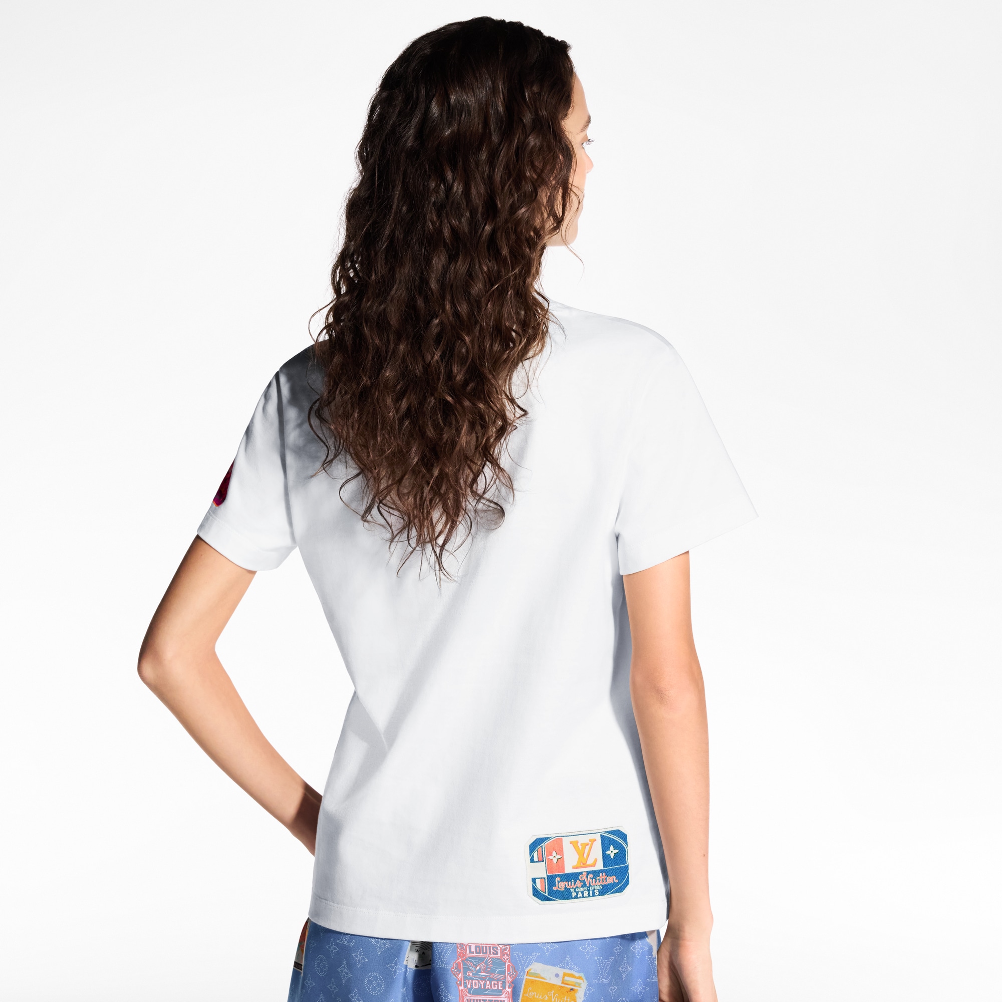 T-shirt con motivi di applicazioni ispirate ai viaggi stampati  Donna Abbigliamento Camicie e T-Shirt | LOUIS VUITTON (Zoom prodotto)