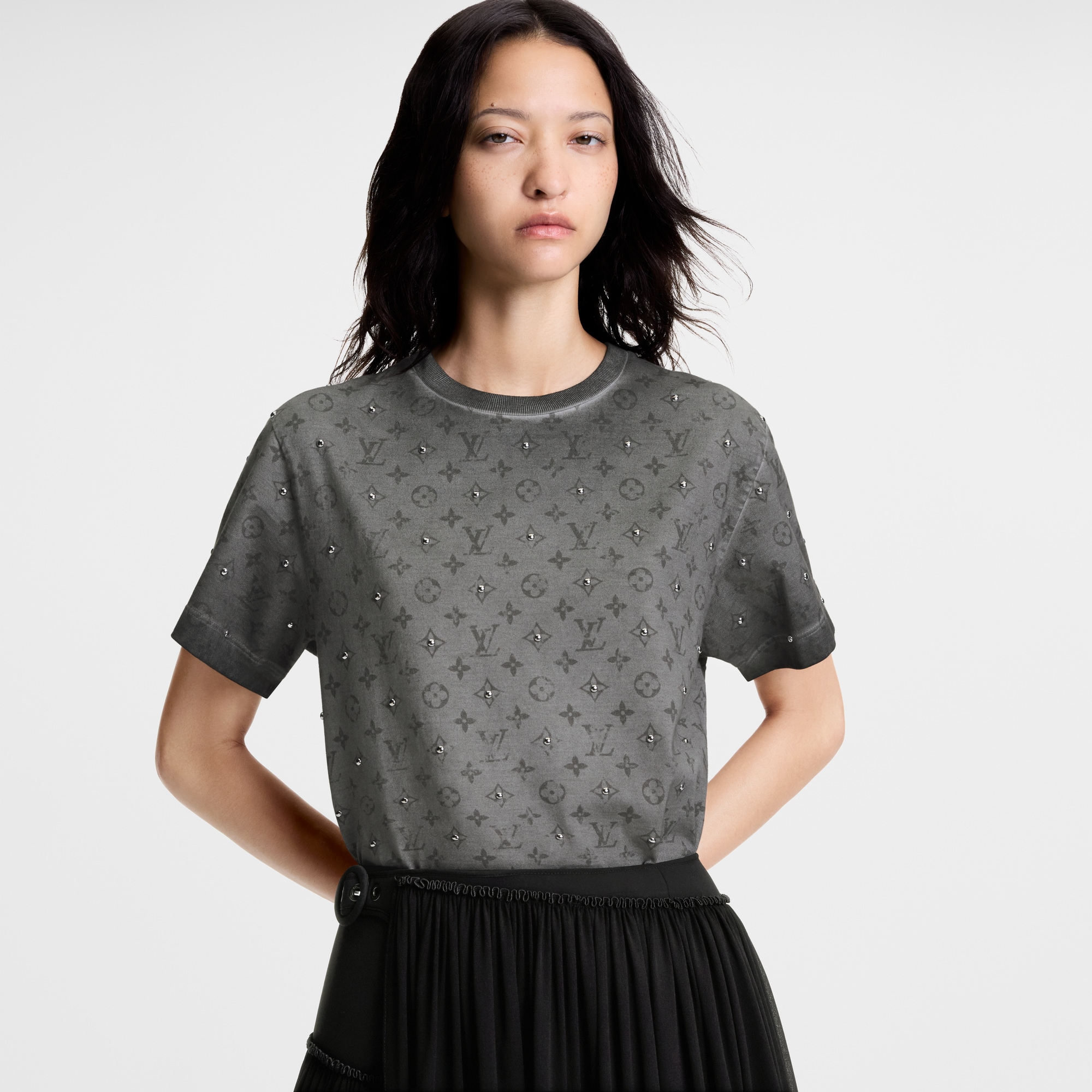 T-shirt con motivo Monogram e borchie  Donna Abbigliamento Camicie e T-Shirt | LOUIS VUITTON (Zoom prodotto)