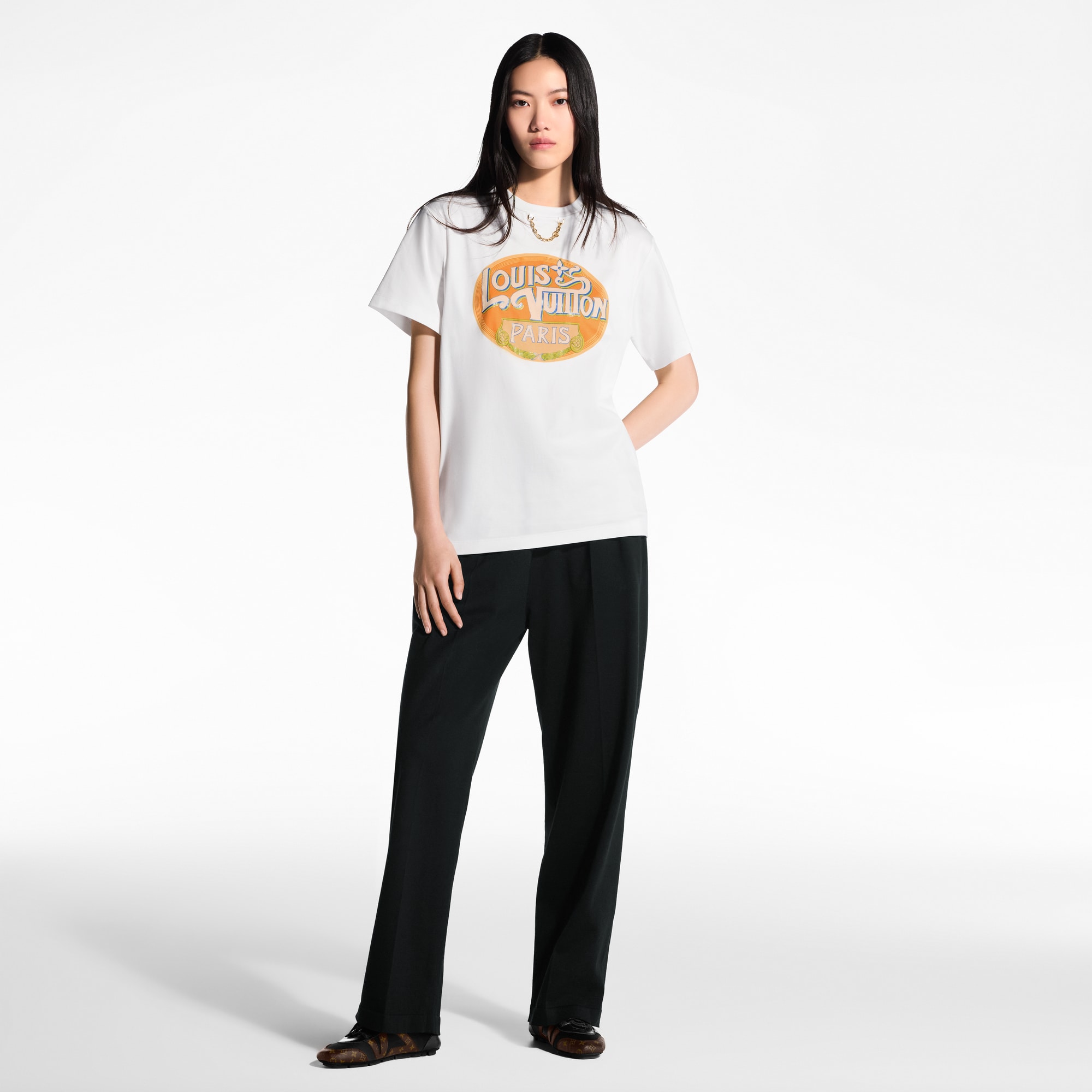 T-shirt con motivo Travel Stamp Paris  Donna Abbigliamento Camicie e T-Shirt | LOUIS VUITTON (Zoom prodotto)