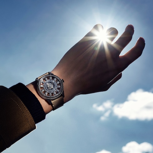 Tambour Taiko Spin Time Air, orologio automatico, 42,5 mm, oro bianco, occhio di falco e diamanti Orologi Tutti gli orologi } | LOUIS VUITTON