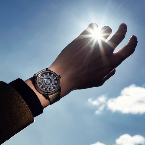 Tambour Taiko Spin Time Air, orologio automatico, 42,5 mm, oro bianco, occhio di falco e diamanti Orologi Tutti gli orologi } | LOUIS VUITTON