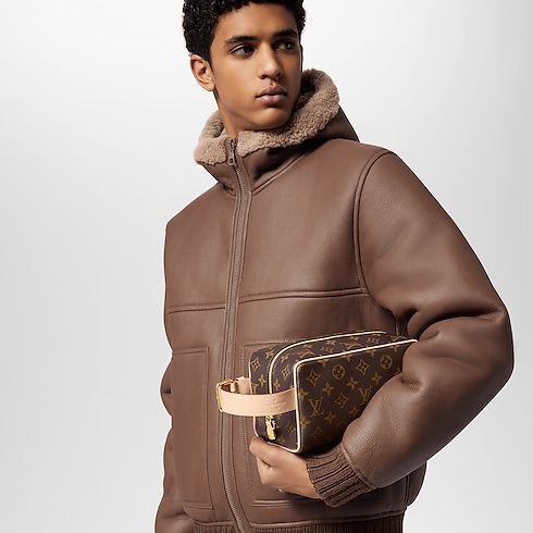 Trousse toilette Locker Dopp Kit Tela Monogram Uomo Viaggio Accessori da Viaggio | LOUIS VUITTON (Zoom prodotto)