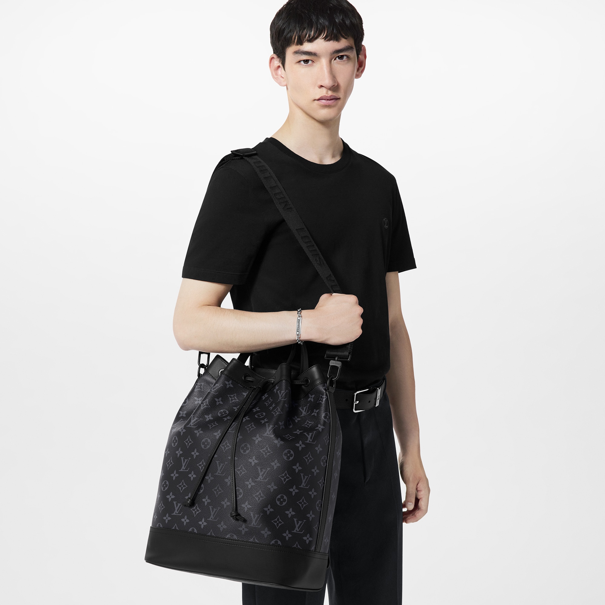 Zaino monospalla Maxi Noé Monogram Eclipse Uomo Discontinued Product Obs 13 | LOUIS VUITTON (Zoom prodotto)